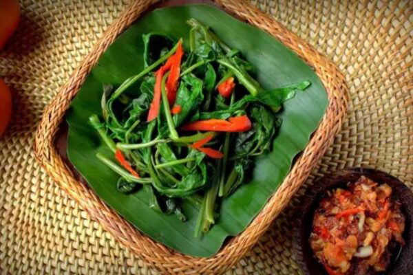 Plecing Kangkung Sederhana Sambal Tomat Terasi Pedas